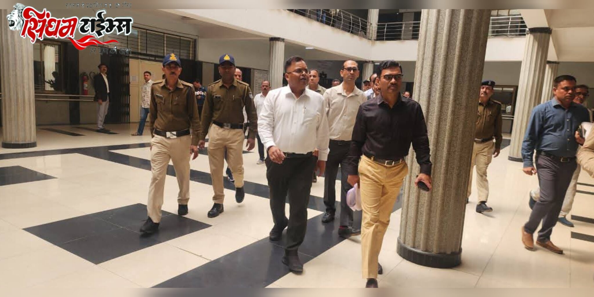 राजस्व न्यायालयों में पहुंचे सम्भागायुक्त डॉ. खाड़े, प्रशासनिक सेवाएं जांची।