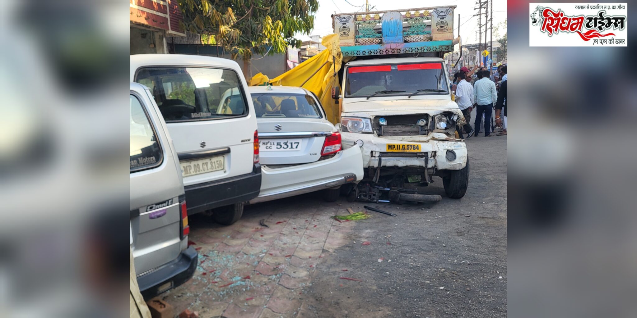 बेलगाम पिकअप ने कई वाहनों को रौंदा, भारी भीड़ वाले एरिये में हुई दुर्घटना, कोई जनहानि नहीं