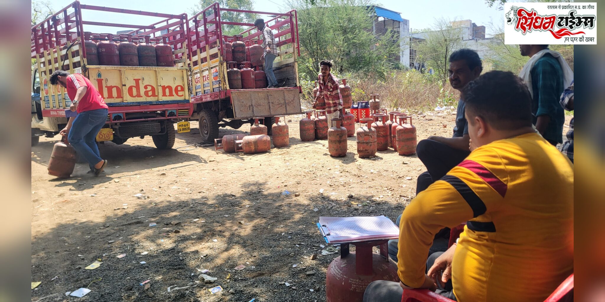 गैस सिलेंडर के लोड खड़े, लेने वाले उपभोक्ता नदारद