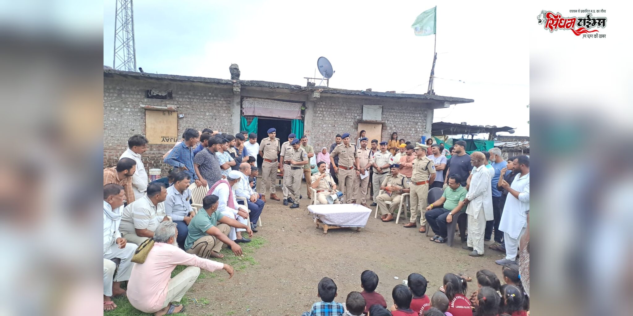 मनावर के खेरवा गांव में एसपी सचिन शर्मा का जनसंवाद, अपराधियों की सूचना देने और बच्चों की शिक्षा पर दिया जोर